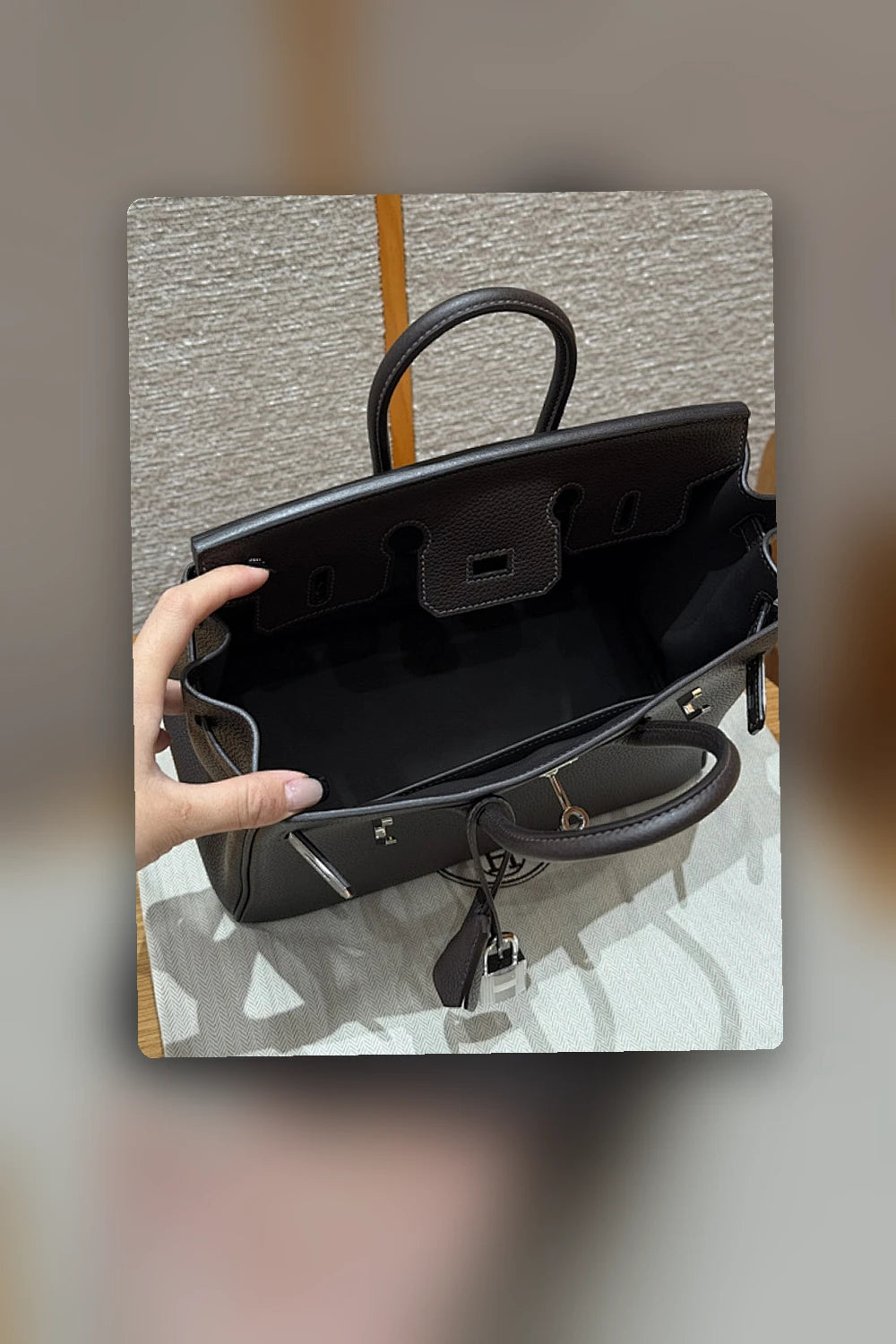 NB - HMS Bag - 1559